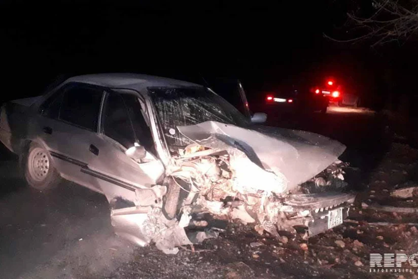 Qəbələdə avtomobilini ağaca çırpan sürücü xəsarət alıb - FOTO