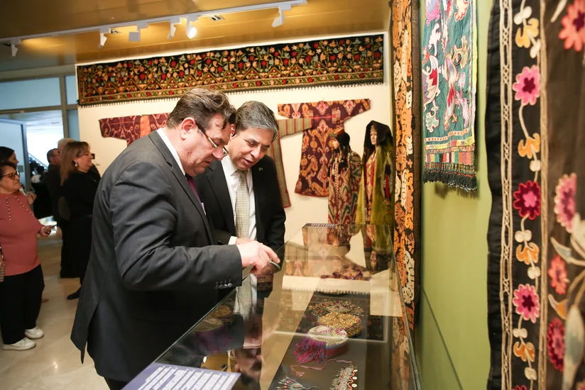 Bakıda “Türk xalqlarının geyim və zərgərlik mədəniyyəti” sərgisi açılıb