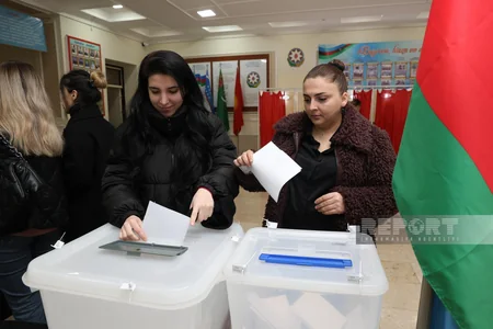 Paytaxtdakı seçki məntəqələrində seçici fəallığı davam edir - FOTOREPORTAJ