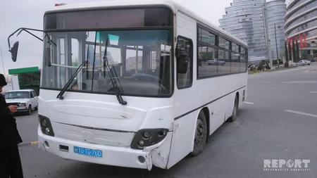 Bakıda sərnişin avtobusu qəza törədib - FOTO