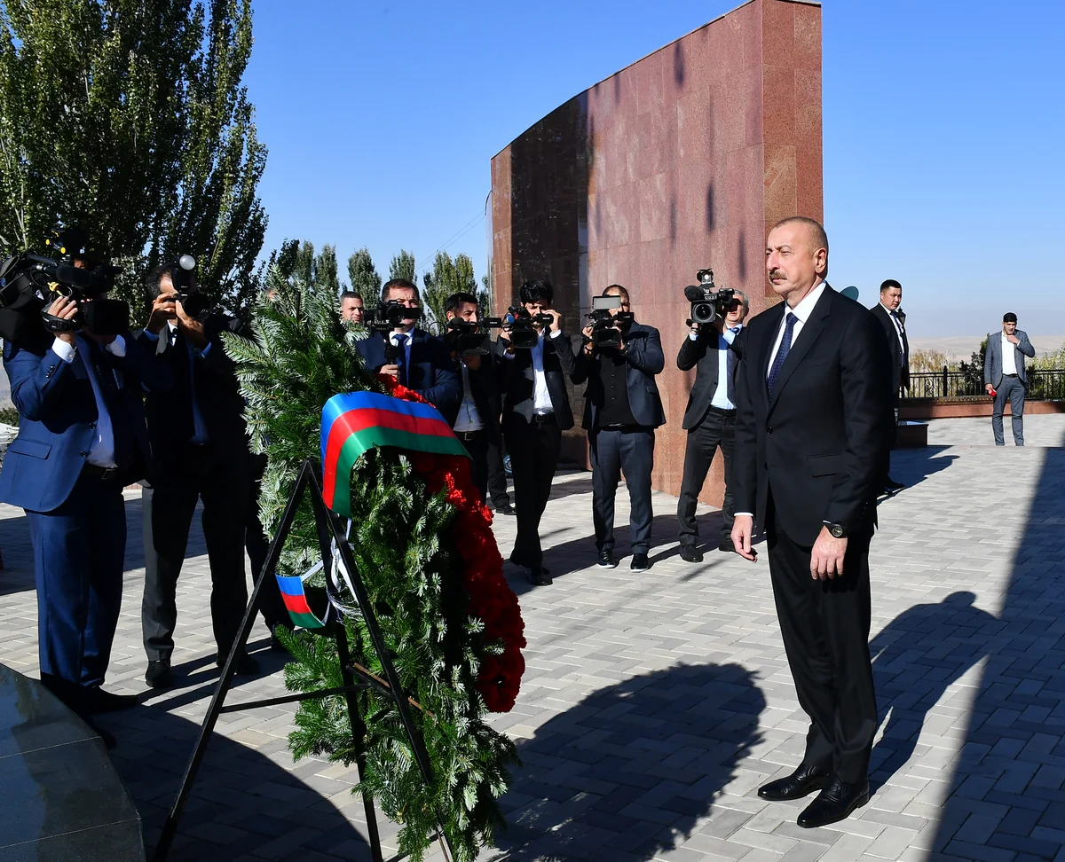 İlham Əliyev Bişkekdə “Ata-Beyit” Milli Tarixi-Memorial Kompleksini ziyarət edib - YENİLƏNİB