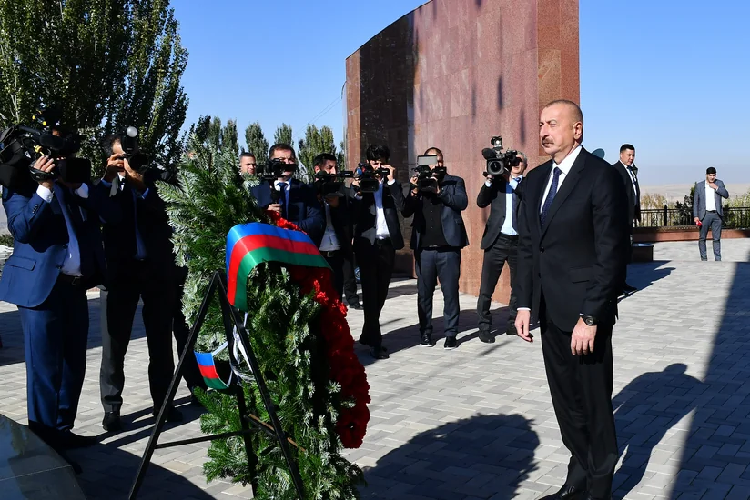 Ильхам Алиев посетил Национальный историко-мемориальный комплекс Ата-Бейит в Бишкеке