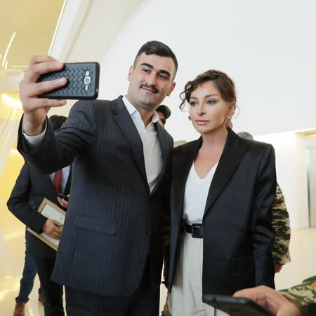 Мехрибан Алиева встретилась с военными, обеспеченными Фондом Гейдара Алиева высокотехнологичными протезами - ФОТО