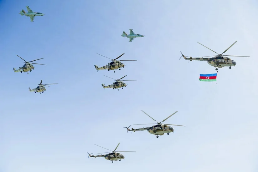 Подготовка к военному параду: самолеты и вертолеты в небе над Баку