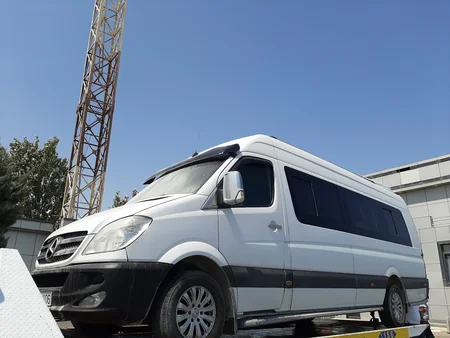 Polis yanan maşında olan xarici turistlərin həyatını xilas edib - VİDEO