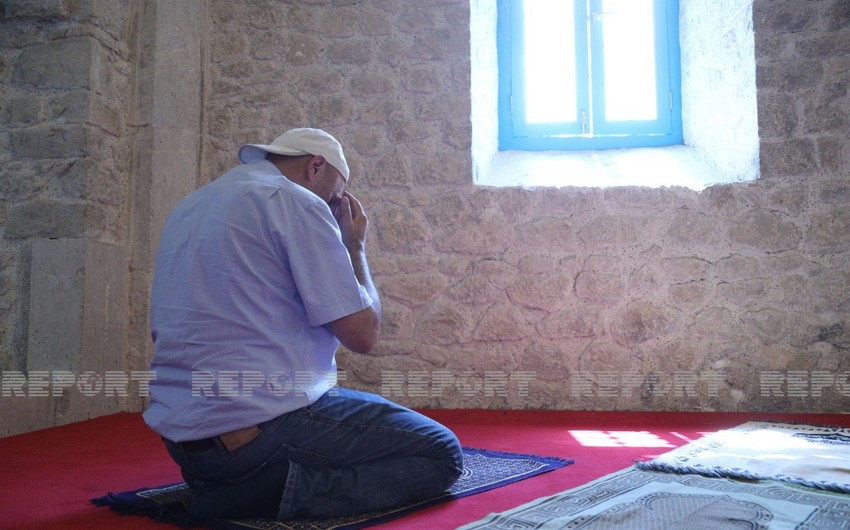 Türk Şurasına üzv və müşahidəçi dövlətlərin media orqanlarının əməkdaşları Yuxarı Gövhər Ağa Məscidində namaz qılıb