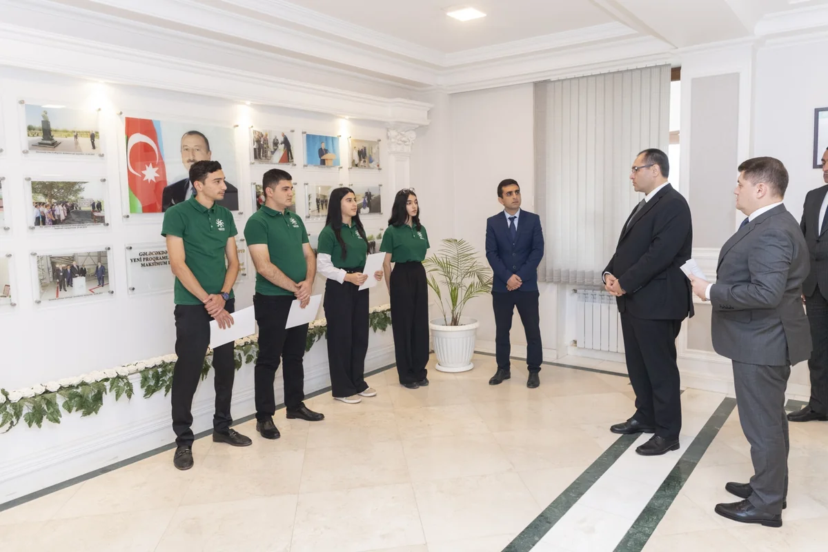 Məcnun Məmmədov Hacıqabulda vətəndaşları qəbul edib, fermerlərlə görüşüb