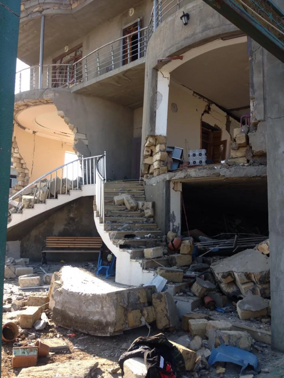 Abşeronda baş verən partlayış zamanı yaralananlar arasında azyaşlı uşaq da var (FOTOLAR)