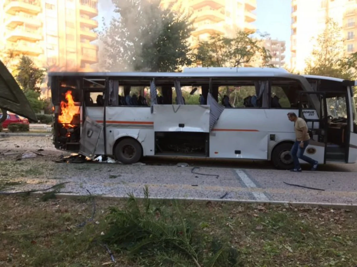 В Турции совершено нападение на служебный полицейский автомобиль, пострадали 12 человек
