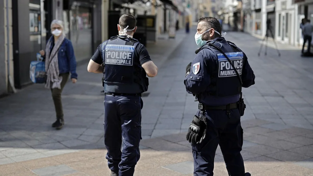 Fransada naməlum şəxslərin hücumu zamanı 2 polis yaralanıb