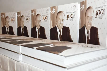 Heydər Əliyev Mərkəzində Ulu Öndərə həsr olunan instalyasiya, fotoalbom və film təqdim edilib
