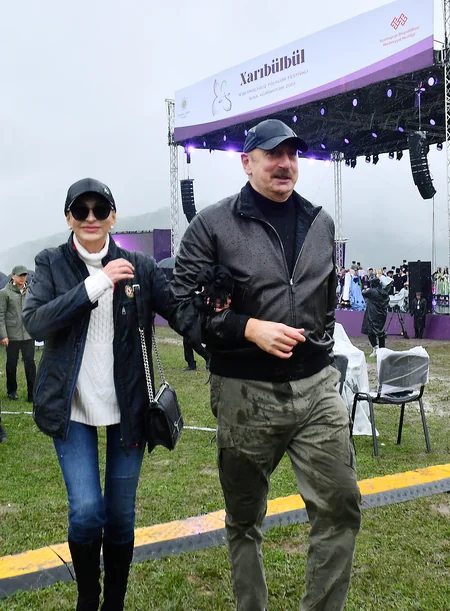 İlham Əliyev və Mehriban Əliyeva Şuşada Beynəlxalq Folklor Festivalının açılışında iştirak ediblər - YENİLƏNİB