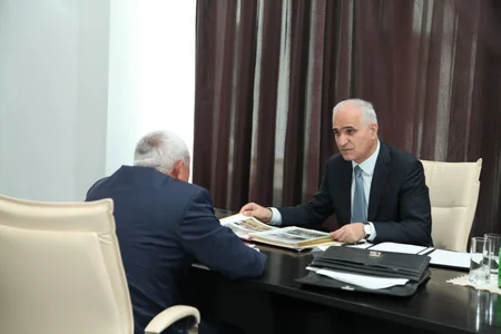 ​İqtisadiyyat və sənaye naziri Şəkidə vətəndaşları qəbul edib