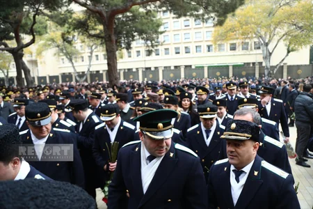 Azərbaycan xalqı Fəxri xiyabanda Ümummilli Liderin məzarını ziyarət edir