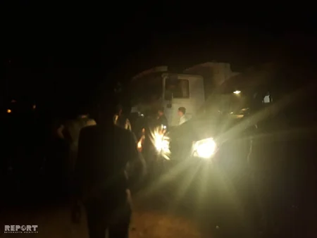 Cəlilabadda yük maşını mikroavtobusla toqquşub, 1 ölü, 9 yaralı var - VİDEO - SİYAHI - YENİLƏNİB - 2