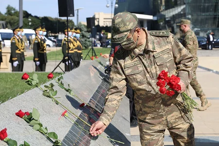 Türkiyənin Müdafiə naziri Fəxri xiyabanı ziyarət edib