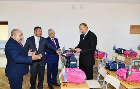 Prezident İlham Əliyev Bakıda 212 saylı məktəbdə yaradılan şəraitlə tanış olub