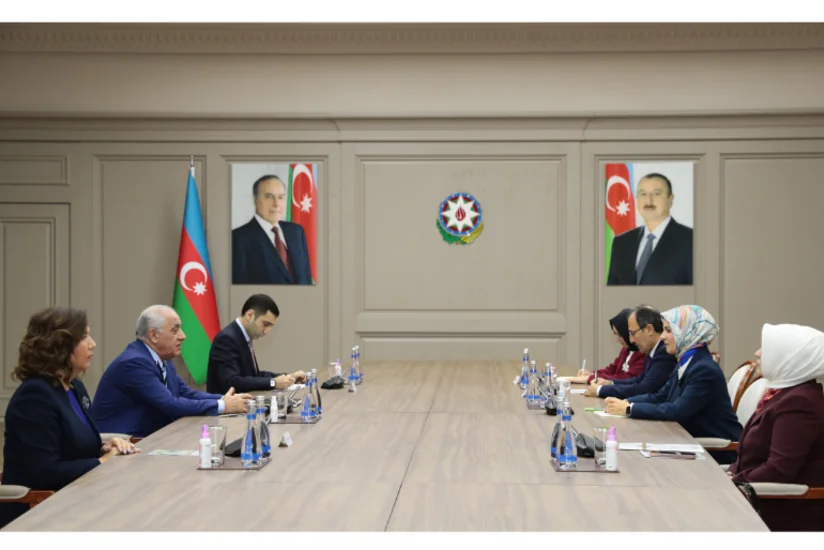 Əli Əsədov Türkiyənin ailə və sosial xidmətlər naziri ilə görüşüb