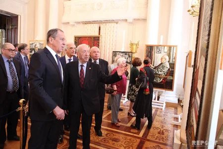 Глава МИД России принял участие на выставке Таира Салахова