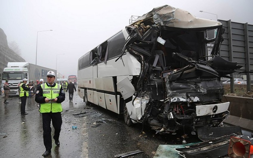 ​Türkiyədə avtomobil qəzası nəticəsində 5 fəhlə ölüb, 30-u yaralanıb