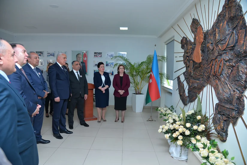 В бакинской школе открыли барельеф Гейдара Алиева