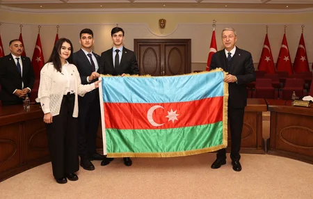 Hulusi Akar Vətən müharibəsi şəhidi Valeh Məmiyevin ailə üzvləri ilə görüşüb