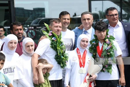 Yaponiyada medallar qazanmış Azərbaycan karateçiləri Vətənə qayıdıblar