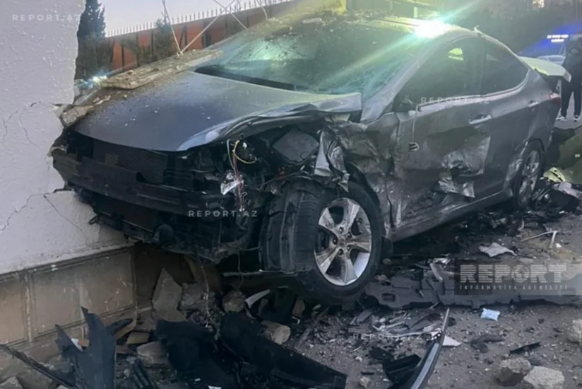 В Баку произошла цепная авария, один из автомобилей врезался в полицейский участок - ВИДЕО