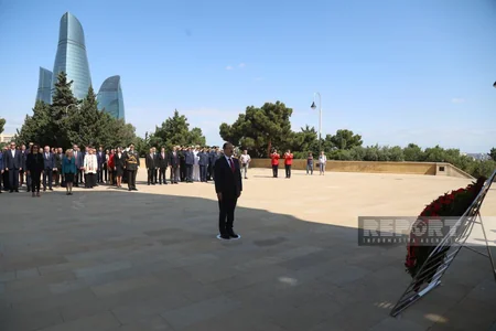 ​Zəfər Günü münasibəti ilə Bakıda Şəhidlər xiyabanı və Türk şəhidliyi ziyarət olunub