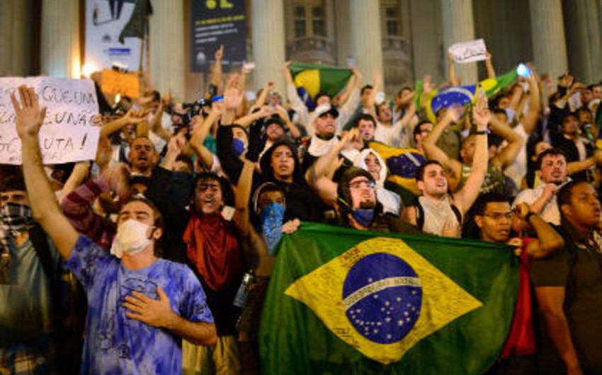 Braziliyada yüzminlərlə insan korrupsiya əleyhinə mitinqlərə qoşulub