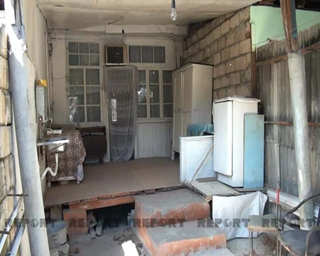 Kürdəmirdə yaşayış binasının damı və tavanı çöküb, döşəməsi çürüyüb, divarları isə çatlayıb