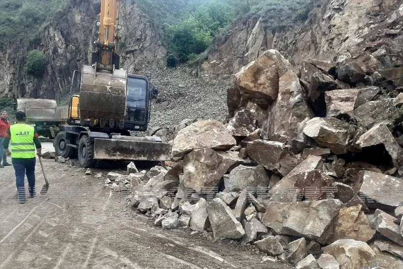 Gəncə-Daşkəsən avtomobil yoluna qaya parçaları düşüb - FOTO