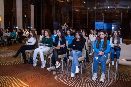 Yeni media mühiti və rəqəmsal kommunikasiya” mövzusunda seminar keçirilib