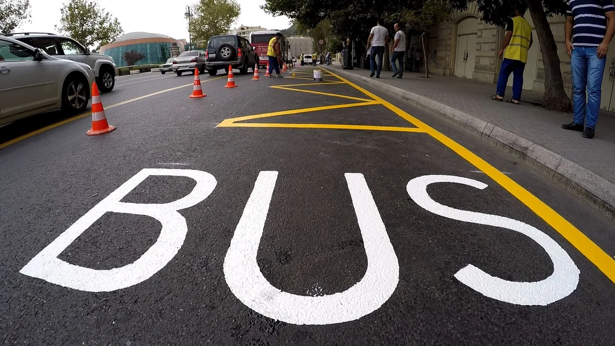 Bakıdakı avtobus dayanacaqlarında nişanlanma xətləri çəkilir