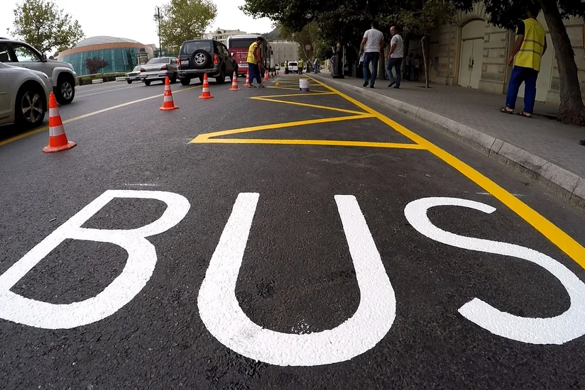 Bakıdakı avtobus dayanacaqlarında nişanlanma xətləri çəkilir