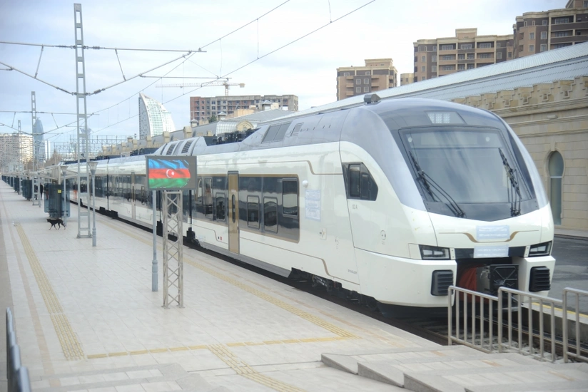 Bakıya yeni elektrik qatarı gətirilib