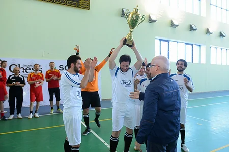 FIDE prezidenti Şəmkirdə şahmatçılarla futbol oynayıb
