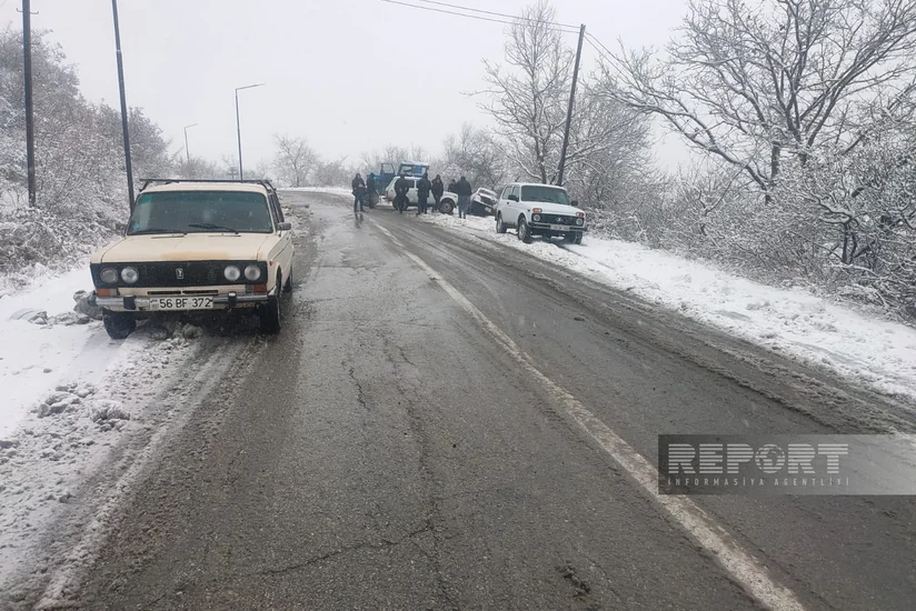 Снегопад на Агсуинском перевале вызвал трудности для движения транспорта