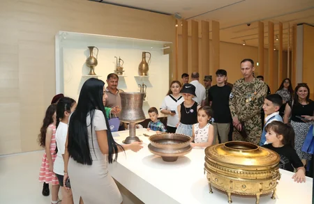 Şəhid ailələrinin üzvləri və müharibə veteranları Heydər Əliyev Mərkəzini ziyarət ediblər