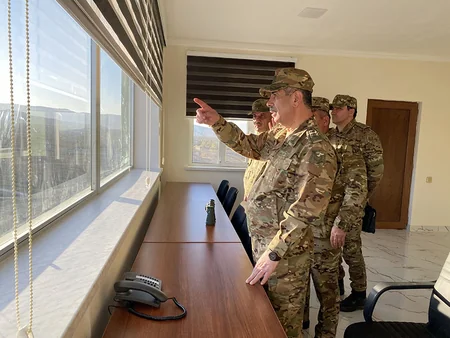 Azerbaijani Defense Minister watches exercises in commando units, gives additional instructions 