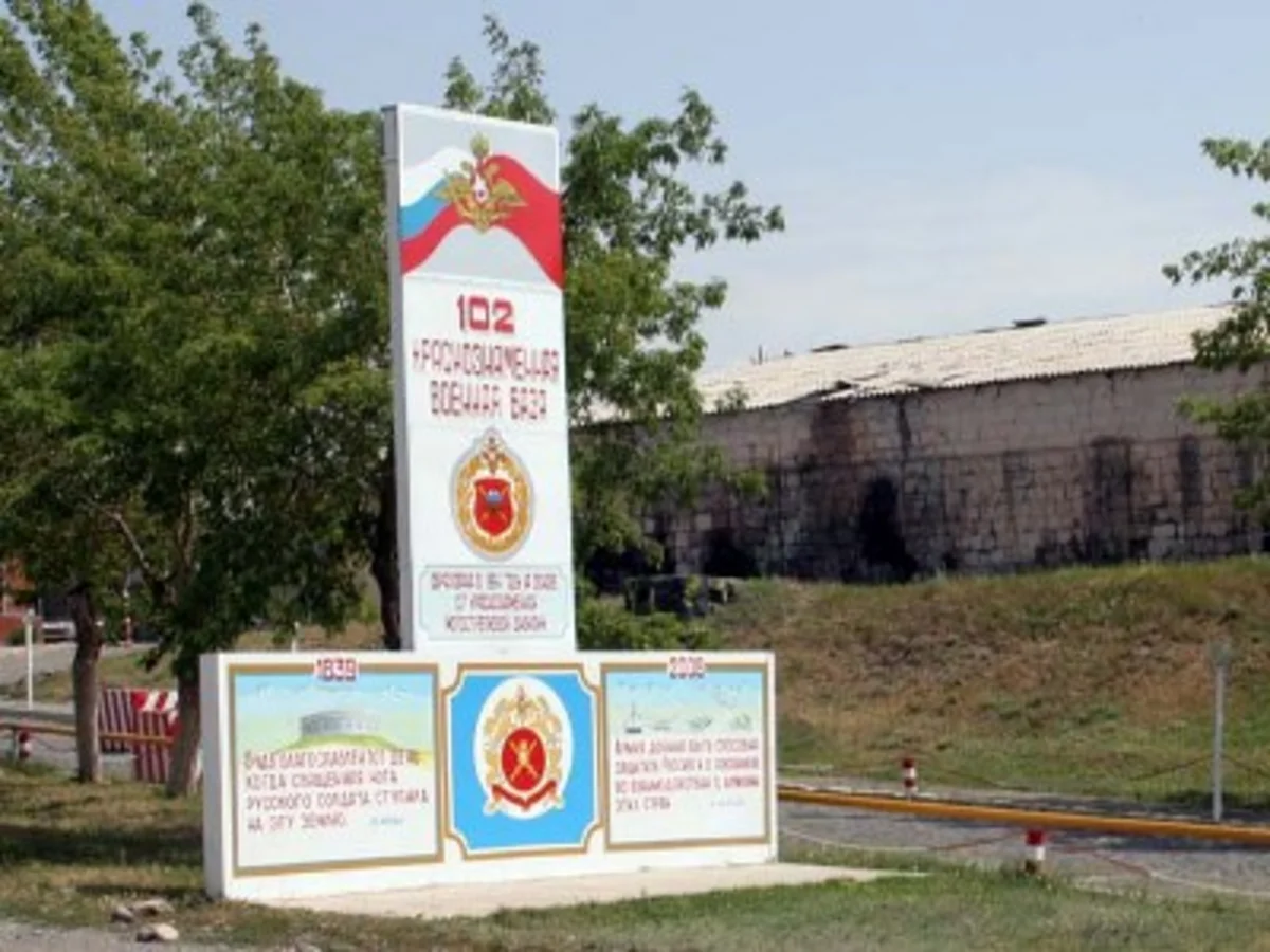 Rusiya Ermənistandakı bazasında kadr siyasətini dəyişdirir