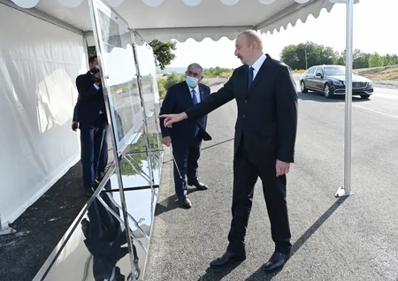 Prezident avtomobil yolunun yenidən qurulması layihəsi ilə tanış olub
