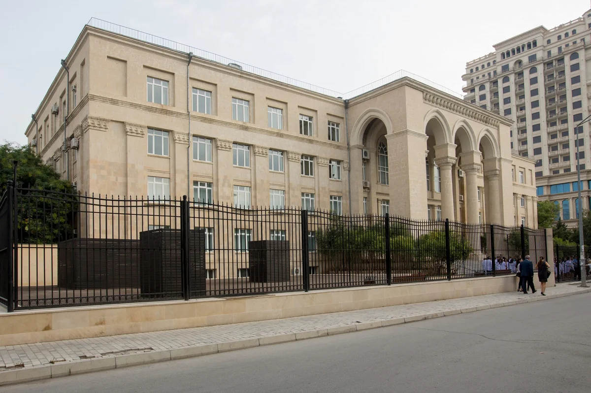 Moskva Dövlət Tibb Universitetinin Bakı Filialı sığortaçı seçir