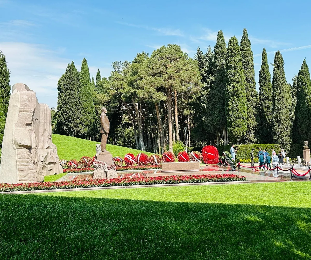 Ambassadors of CIS countries honor memory of great leader Heydar Aliyev