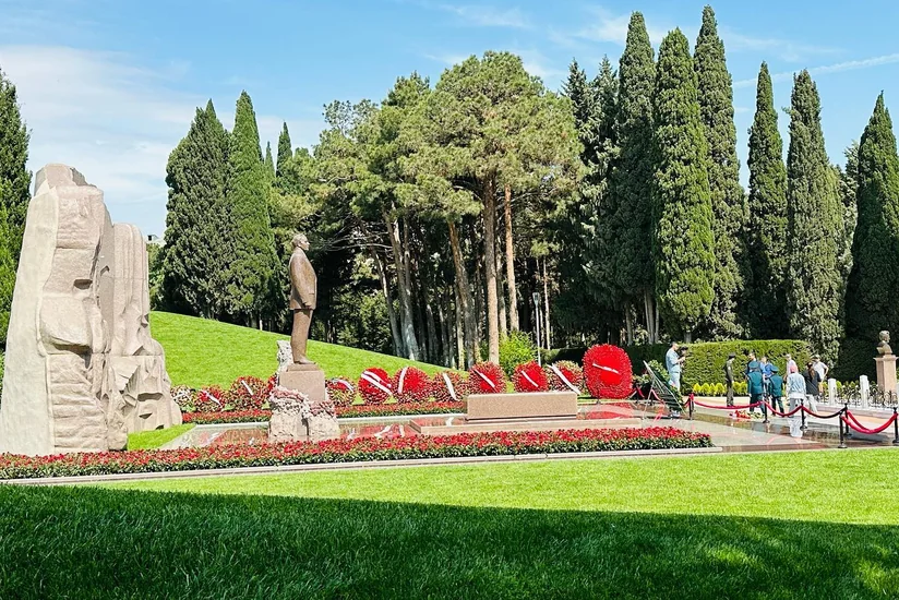 Ambassadors of CIS countries honor memory of great leader Heydar Aliyev