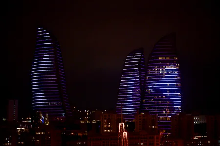 Логотип Мемориала Вугара Гашимова спроецирован на Flame Towers