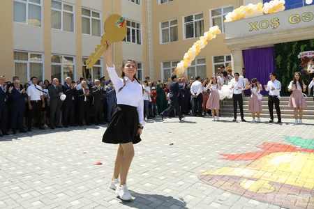 Təhsil naziri məcburi köçkün şagirdlərin Son zəngində  - FOTOREPORTAJ