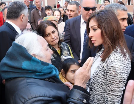 Birinci vitse-prezident məcburi köçkünlərlə görüşüb - VİDEO