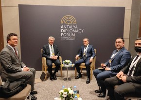 Jeyhun Bayramov meets with UN High Commissioner for Refugees