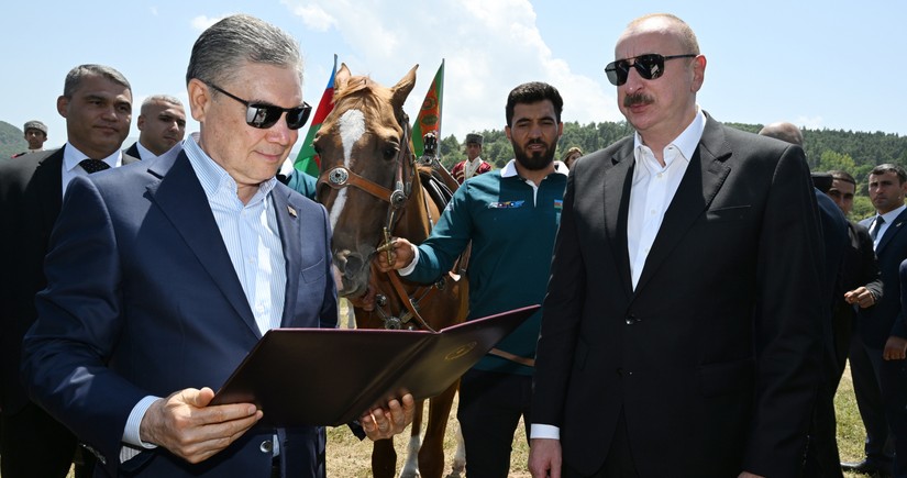 Qurbanqulu Berdiməhəmmədova “Dostluq” adlı Qarabağ atı hədiyyə edilib